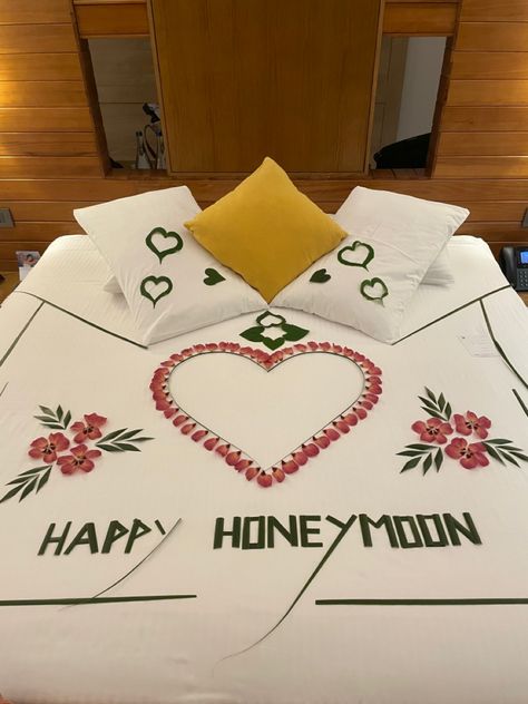 Honeymoon Bed Decoration, Honeymoon Bed, Hotel Room Decoration, Wedding Night Room Decorations, Night Room, Bed Decoration, Minecraft Modern, Room Decorations, Wedding Night