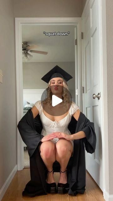 Graduation Day Poses, Girly Pictures Instagram, Congratulations Aesthetic, Graduation Preparation, Girly Photography Cute, Easy Poses, Graduation Congratulations, Jenifer Aniston, Like Photo