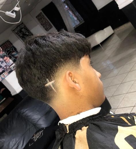 Un desvanecido muy bajo con rasurado y una "cruz" de diseño delineada con navaja Cross On Haircut, Cross Haircut Design, Fade Haircut Designs, Drop Fade, Men Haircut Curly Hair, Haircut Curly Hair, Fade Designs, Low Fade, Haircut Designs