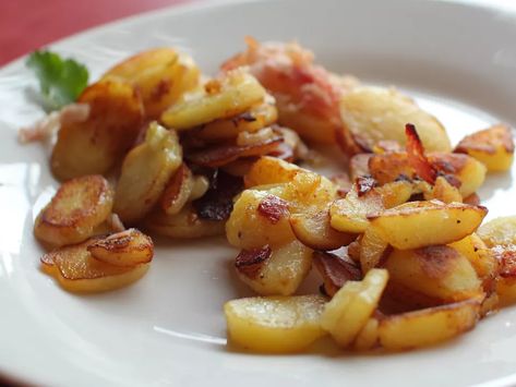 Bratkartoffeln (German Cottage Potatoes With Bacon) Recipe Cottage Potatoes, German Recipes Dinner, German Fried Potatoes, German Cottage, German Home, Easy German Recipes, Potatoes With Bacon, German Potatoes, Home Fries