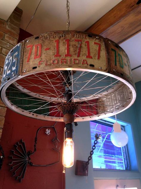 Lamp made from old florida tags and bike rim Old License Plates, License Plate Art, Bicycle Rims, Bicycle Wheels, Decoration Restaurant, Diy Lampe, Bicycle Wheel, Deco Retro, Plate Art