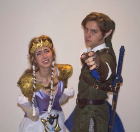 Cole Sprouse Photoshoot, Unique Halloween Costumes For Couples, Zelda And Link, Zelda Costume, Cute Couples Costumes, Cosplay Couple, Costumes For Couples, Couples Cosplay, Famous Duos