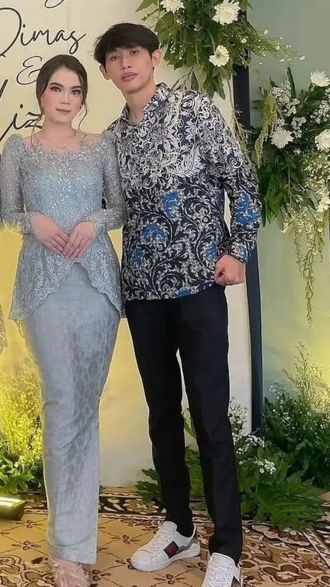 Model Kebaya Wisuda, Kebaya Lamaran, Model Dress Kebaya, Braidsmaid Dresses, Batik Dress Modern, Kebaya Modern Dress, Wedding Dresses Taffeta, Dress Kebaya, Kebaya Brokat