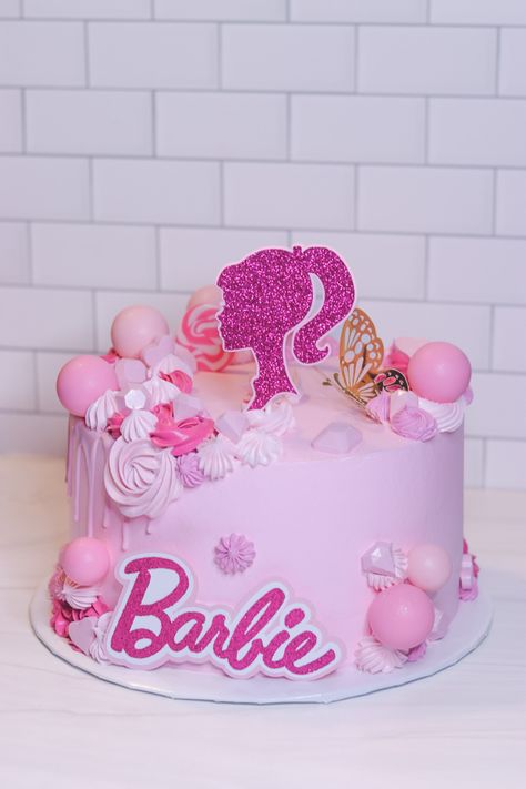 Barbie Cake Birthday Kids, Birthday Barbie Cake, Pink Barbie Cake, Barbie Cake Designs, Barbie Birthday Party Ideas, Barbie Cupcakes, Barbie Party Decorations, Barbie Birthday Cake, Pig Birthday Cakes