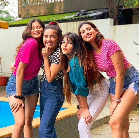 Gujju Unicorn, Mrunal Panchal, Aashna Hegde, Ashi Khanna, Bff Photo, Girls Friendship, Sisters Photoshoot Poses, Sister Poses, Famous Youtubers