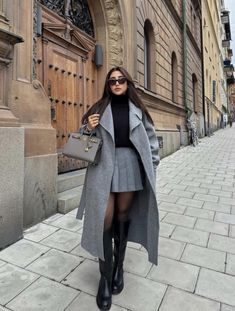 Gray Skirt Outfit, Grey Coat Outfit, Mini Skirt Outfit Winter, Pleated Mini Skirt Outfit, Look Office, Gray Coat, Winter Fashion Outfits Casual, Europe Outfits, Miniskirt Outfits