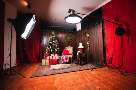 Studio Photography Christmas, Christmas Photo Studio Set Up, Christmas Photoshoot Studio Ideas, Christmas Photography Studio, Christmas Photography Set Up, Christmas Set Photography, Christmas Set Up Photography, Christmas Photo Studio, Christmas Studio Photoshoot