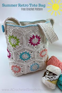 Free Crochet Tote Bag Pattern - Summer Retro Tote Bag by A Crocheted Simplicity #freecrochetpattern #crochettotebagpattern #freecrochetbagpattern #crochetbag #crochetprojectbag #summerbag #summerretro #handmade Crochet Crossbody Purse Pattern Free, Crochet Backpacks, Crochet Tote Pattern, Crochet 101, Crochet Beach Bags, Balls Of Yarn, Free Crochet Bag, Confection Au Crochet, Crochet Bag Pattern Free