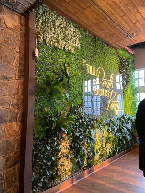 Selfie Wall Design, Spa Room Design, Juice Bar Interior, Hanging Eucalyptus, Christmas Living Room Ideas, Bistro Interior, Bistro Decor, Fake Lawn, Mountain House Decor