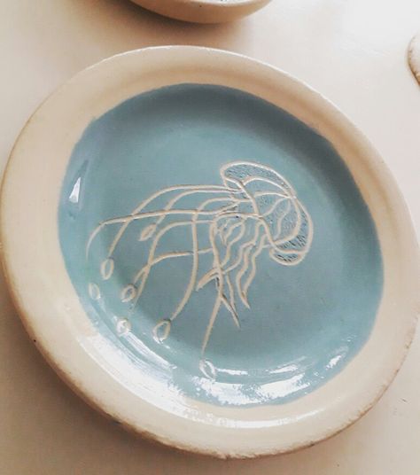 Jellyfish sgraffito dessert plate. Hand thrown in my studio. www.dutchmud.nl Ocean Sgraffito, Scrafitto Ceramics Plates, Sgraffito Plate Designs, Scraffito Designs Simple Plate, Sgraffito Designs Plates, Ceramic Jellyfish, Sgraffito Plate, Sgraffito Bowl, Sgraffito Ideas