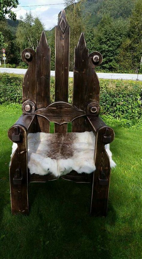 Viking Throne Chair, Viking Decor Interior Design, Medieval Chair, Viking Furniture, Viking Chair, Vikings Halloween, Nordic Architecture, Norwegian Vikings, Nordic Wedding