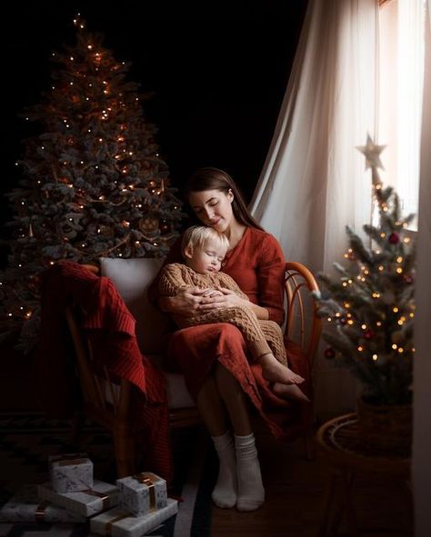 Christmas Decorating Photoshoot, Outside Christmas Family Photos, Black Background Christmas Photoshoot, Family Xmas Photos Ideas, Christmas Home Photoshoot, Christmas Studio Photography Setup, Christmas Portrait Photography, Outdoor Christmas Photoshoot, Christmas Family Portraits