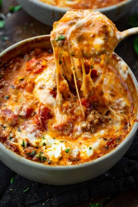 It tastes just like lasagna, but it's a soup! The hearty meat, the chewy pasta, the delicious tomato sauce and allllll the cheese...it's all there in this outrageous lasagna soup! #lasagnasoup #lasagnasouprecipe #souprecipe