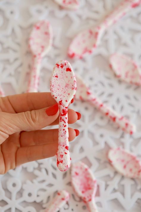 Peppermint Candy Spoons - Jazz up your hot chocolate this Holiday season!! Edible Spoons Recipe, Peppermint Spoons For Hot Chocolate, Peppermint Spoons Diy, Candy Spoons For Hot Chocolate, Peppermint Bowls Diy, Peppermint Bowls, Peppermint Bowl, Peppermint Spoons, Candy Spoons