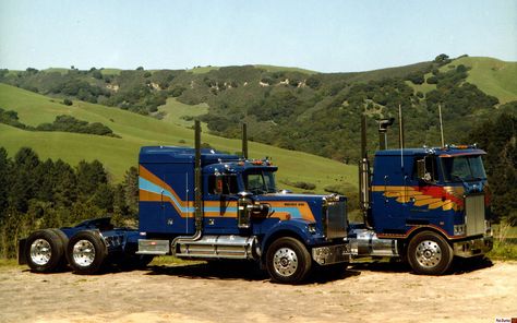 https://flic.kr/p/9u3FQM | Pair of White Western Stars (1979) | South of San Francisco White Western Star, Western Star Trucks, Semi Trailer Truck, Model Truck Kits, Freightliner Trucks, White Truck, Western Star, Custom Big Rigs, Old Pickup Trucks