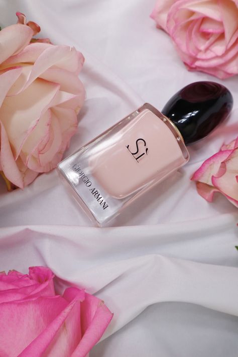 #aesthetic #photography #perfume #pink #fragrance #flowers #roses Photography Perfume, Summer Cosmetic, Armani Perfume, Pink Fragrance, Perfume Scents, Aesthetic Photography, Giorgio Armani, Scents, Nail Polish