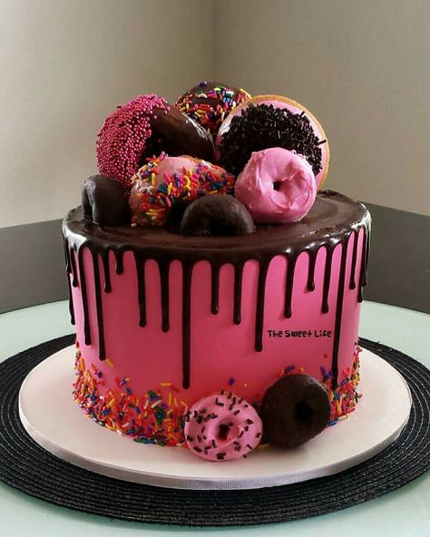 Hot pink and chocolate donut drip cake Donuts On Cake, Pink And Chocolate Cake, Donut Cakes Birthday, Donut Cake Ideas, Chocolate Donut Cake, Donut Cake Birthday, Donut Drip Cake, Pink Chocolate Cake, Hot Pink Birthday Cake