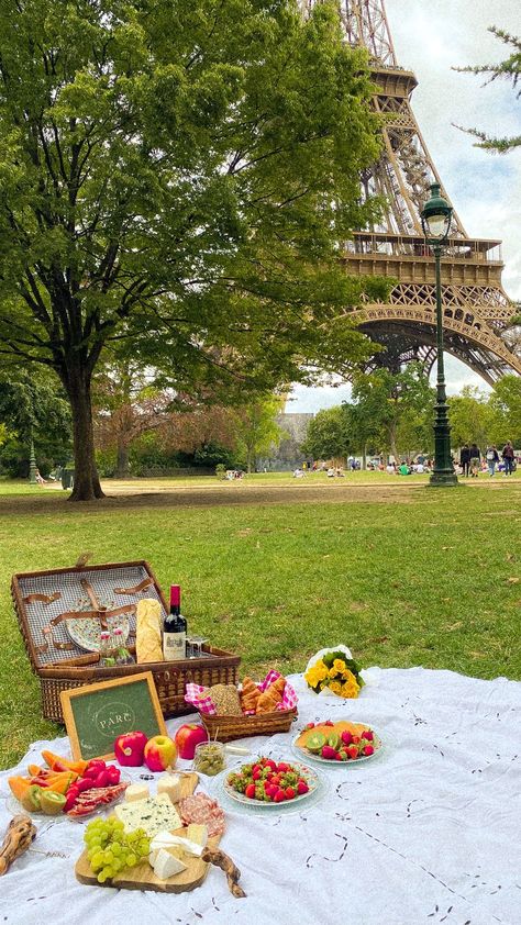 Summer In Paris Aesthetic, Midnight In Paris Aesthetic, Eiffel Tower Picnic, French Cottagecore, In Paris Aesthetic, Paris Picnic, London City View, Parisian Picnic, Paris In April