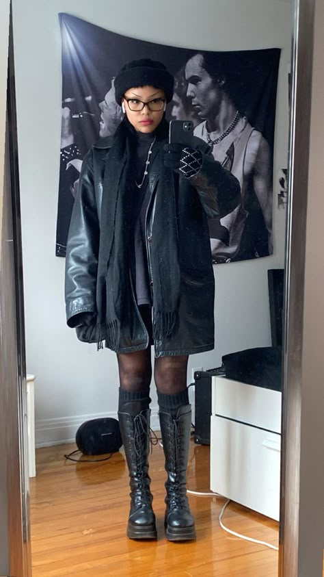 Ingenue Essence Goth, Cold Weather Alt Outfits, Dark Ingenue Aesthetic, Black Ootd Aesthetic, Warm Goth Outfit, Winter Outfits Alt, Winter Outfits Goth, Winter Cabin Outfit, Goth Winter Outfits