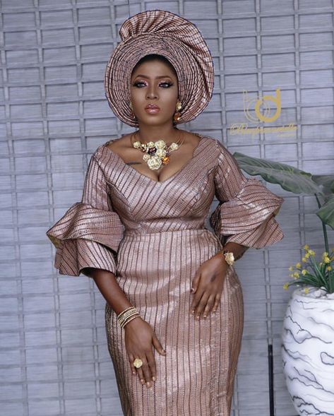 African Mother Of The Bride Dresses, Bride Mother Dress Weddings, Nigerian Dress Styles, Nigerian Lace Styles, African Wedding Attire, African Lace Styles, Long African Dresses, African Dresses For Kids, Best African Dresses