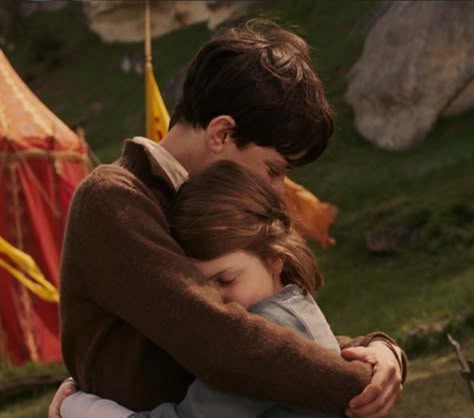 I love how Lucy hugs Edmund without hesitation when he returns with Aslan. Even though he betrayed her, she shows an unconditional love. Of the siblings, she and Edmund best understand the unconditional love of Aslan, who represents Christ. May we all experience and know the love of God! <3 Chronicles Of Narnia Cast, Edmund Narnia, Skandar Keynes, Narnia Cast, Narnia Movies, Eddard Stark, Lucy Pevensie, Narnia 3, Edmund Pevensie