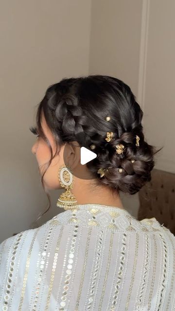 Navari Hairstyles Bun, Hairstyles For Sari Look, Front Braid Bun Hairstyles, Saree Bun Look, Hair Styles With Saree Open, Simple Bridal Bun Hairstyles, Hairstyles For Wedding Open Hair, Hair Accessories Indian Wedding, Hairstyle For Sari Look