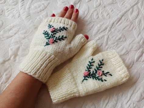 Embroidered Gloves, Knitting Gloves, Handmade Things, Fabric Embroidery, Fingerless Gloves Knitted, Fingerless Mittens, Winter Gloves, Fair Isle Knitting, Embroidery Ideas