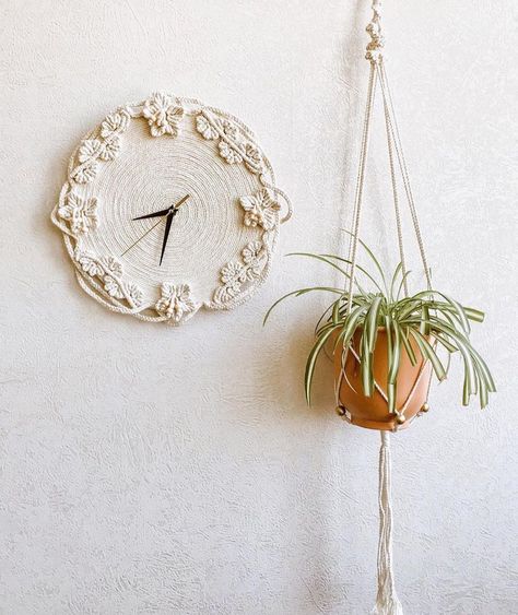 MODERN MACRAMÉ - Macramé clock & plant hanger made by @maison_macrame.” Chevron Friendship Bracelets, Macrame Bracelet Tutorial, Macrame Bracelet Patterns, Friendship Bracelets Tutorial, Time Is Now, Macrame Patterns Tutorials, Macrame Wall Art, Macrame Plant Hangers, Modern Macrame