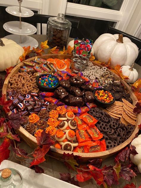 Movie Night Snacks Halloween, Halloween Sleepover Snack Ideas, Halloween Movie Snack Board, Spooky Night With Friends Food, Halloween Party Snack Table, Halloween Food Charcuterie Board, Halloween Treat Charcuterie Board, Halloween Sweet Board, Halloween Dessert Tray Ideas