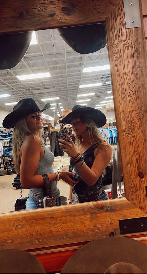 Country Mirror Pics, Country Best Friend Pictures, Leah Fish, Country Best Friends, Foto Cowgirl, Western Girl Outfits, Country Fits, Western Fits, Yee Yee