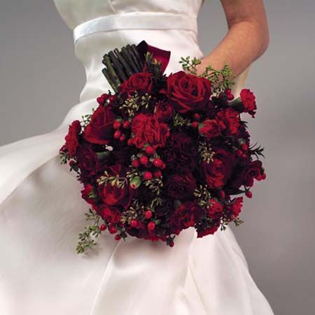 crimson bouquet Christmas Wedding Bouquets, Christmas Wedding Flowers, Winter Bridal Bouquets, Black Bouquet, Elegant Wedding Flowers, Burgundy Bouquet, Red Bouquet Wedding, Bride's Bouquet, Red Wedding Flowers