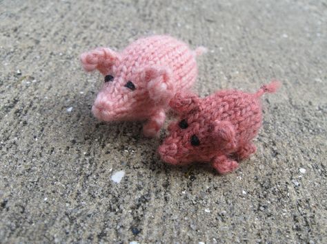 DISORDERLY TWININGS: patterns--pair of pigs Knit Sculpture, Knitted Amigurumi, Knit Amigurumi, Knitting Gloves Pattern, Rabbit Knitting Pattern, Knitted Stuffed Animals, Pig Pattern, Miniature Knitting, Small Pigs