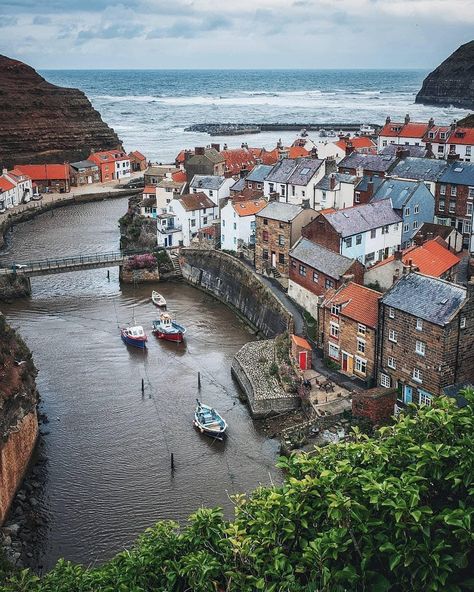 Seaside Village, Wonderful Picture, Yorkshire England, Seaside Towns, Fishing Villages, Coastal Towns, English Countryside, North Yorkshire, Places Around The World