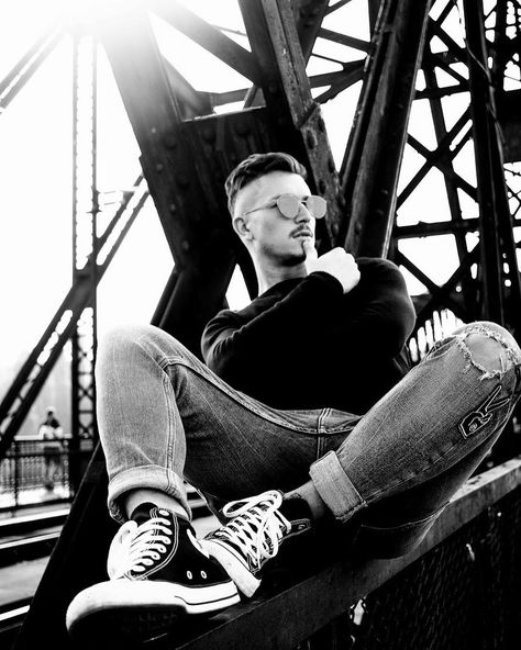 Portrait photography. Dancer posing. Black and white Photography Poses Black And White, Street Dancing, Male Portrait Poses, Digital Photography Lessons, Lifestyle Shoot, Mens Photoshoot Poses, Portrait Photography Men, Men Photoshoot, Man Photography