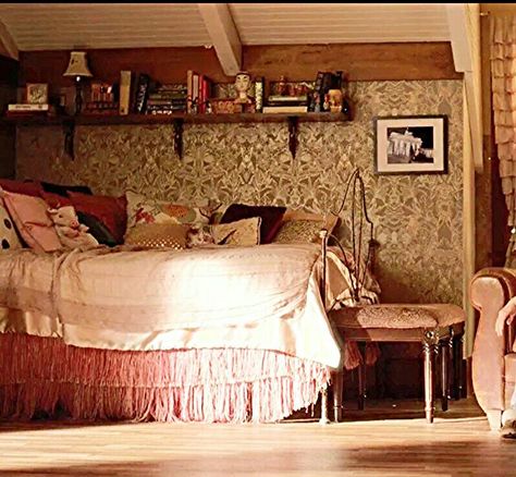 Aria Montgomery's room pll                                                                                                                                                     Mais Aria Montgomery Bedroom, Aria Montgomery Room, Aria Montgomery, Pretty Bedroom, Grunge Look, Bedroom Goals, Wallpaper Bedroom, Room Inspiration Bedroom, Room Ideas Bedroom