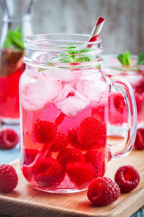 raspberry lemonade in jar by nblxer. raspberry lemonade in mason jar with ice and mint#jar, #lemonade, #raspberry, #nblxer Sangria Soda, Jar Drinks, Office Potluck, Cool Cube, Mason Jar Drinks, Mint Mojito, Raspberry Lemonade, Frozen Fruit, Picnic Party