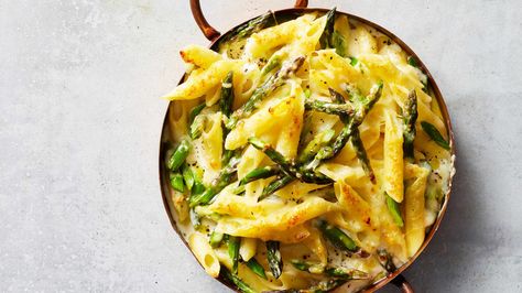 Cheesy Asparagus Pasta Best Easter Dinner, Asparagus Pasta Recipes, Cheesy Asparagus, Spring Pasta Recipes, Spring Pasta, Easter Dinner Recipes, Asparagus Pasta, Spring Dinner, Pasta Dinners