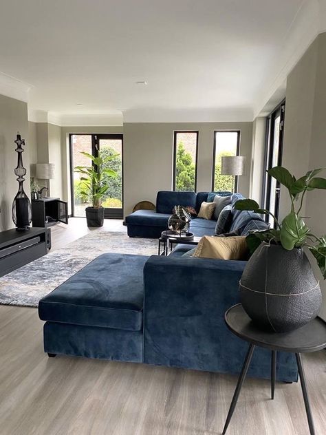 Living Room Blue Couch, Blue Couch Living Room Ideas, Velvet Bank, Blue Sofas Living Room, Apartment Living Room Design, Future Apartment Decor, Living Room Design Decor, Cozy Room Decor, Home Design Living Room