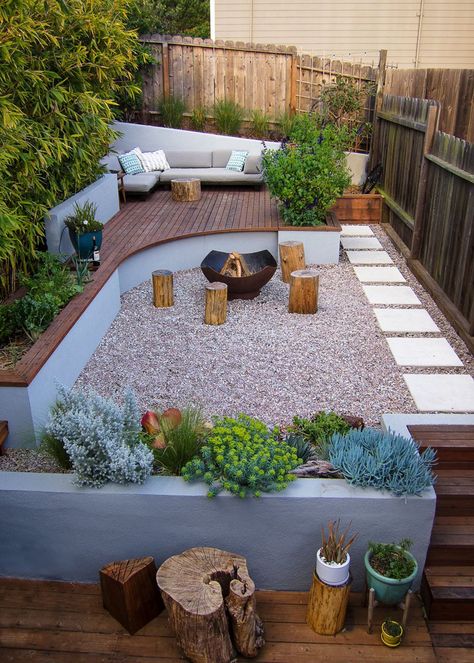 Landscaping Ideas - This modern landscaped backyard has a raised outdoor lounge deck, a wood burning firepit, succulents, bamboo, and a vegetable garden. #LandscapingIdeas #GardenIdeas #PlantIdeas #ModernYard #ModernBackyard #TieredYard Small Backyard Garden, Small Backyard Decks, Small Backyards, Patio Layout, Backyard Seating, Deck Designs Backyard, Decks Backyard, Backyard Fire, Backyard Garden Design