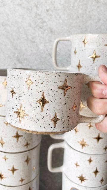 Cute Diy Mugs Designs, Stars Pottery Painting, Celestial Pottery Painting Ideas, Clay Glazing Ideas, Gold Luster Ceramics, Mug Painting Ideas Diy, Aesthetic Mug Design, Luster Ceramics, Mug Decorating Ideas