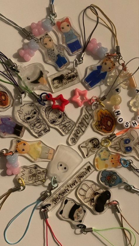 aesthetic shrinky dinks keychain Shrinking Plastic Keychain, Shrink Dink Keychain, Shrinky Dink Ideas Keychain, Shrink Dink Ideas, Shrink Paper Ideas, Shrink Paper Keychain, Shrink Keychain, Shrink Plastic Keychain, Shrink Plastic Ideas