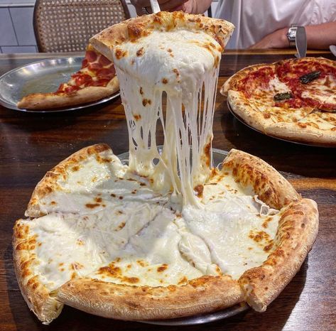 Cheesy Foods Aesthetic, Food Cravings Cheese, White Pizza Aesthetic, Super Cheesy Pizza, Cheesy Pizza Aesthetic, Cheese Pizza Aesthetic, Cheese Aesthetic, Cheesy Food, Foodporn Aesthetic