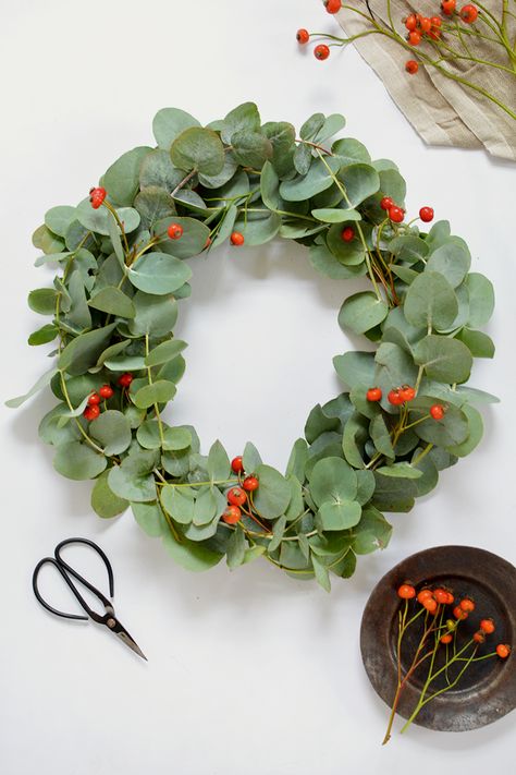 DIY | simple eucalyptus wreath | burkatron Eucalyptus Wreath Diy, Eucalyptus Diy, Eucalyptus Christmas, Diy Eucalyptus, Natal Natural, Feuille Eucalyptus, Minimal Christmas, Diy Fall Wreath, Advent Wreath