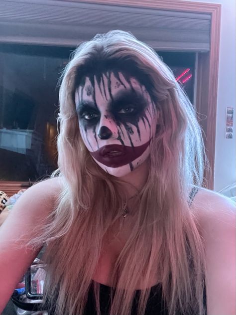 Easy Face Paint Costume Ideas, Face Paint Ideas Scary, Zombie Halloween Makeup Scary, Killer Clown Makeup Scary, Simple Scary Makeup, Face Paint Ideas For Teens, Halloween Face Paint Ideas For Women, Halloween Makeup Ideas Scary, Clown Makeup Scary