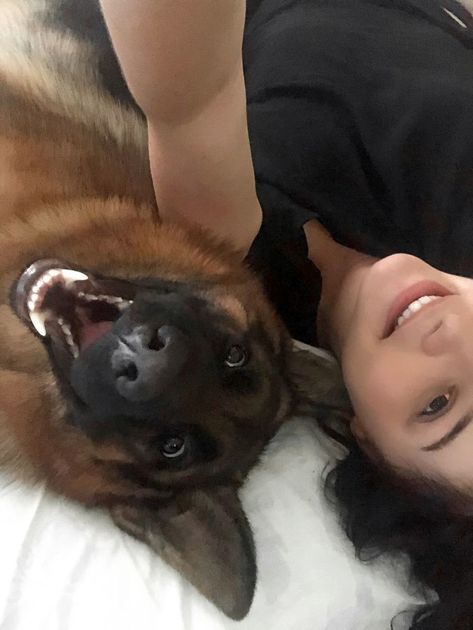 Dog Selfie Aesthetic, Gsd Aesthetic, Dog Girl Aesthetic, Selfies With Dogs, Selfie With Dog, Cute German Shepherds, Dog Laughing, Dogs And Owners, Black German Shepherd Puppies