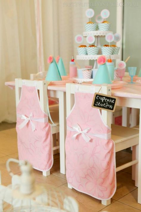 Aprons on the backs of chairs! Cupcake Shoppe 1st Birthday Party Cupcake Wars Party, Kids Baking Party, Kids Cupcakes, Kids Cooking Party, Cupcakes Decorating, Baking Birthday Parties, Cupcake Decorating Party, Cake Decorating Party, Birthday Cupcakes Decoration