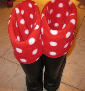 fleece boot liners - Nagle Diy Boot Liners, Diy Clothes No Sewing, Sewing Leggings, Diy Christmas Outfit, Black Rubber Boots, Fleece Sewing Projects, Fleece Crafts, Welly Socks, Crafty Decor