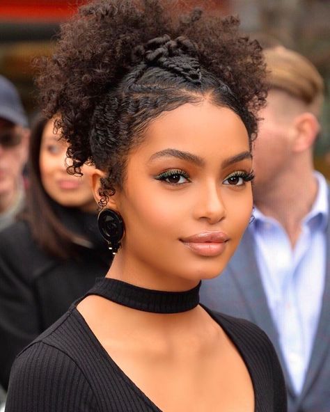 Tara Shahidi Hairstyles, Yara Shahidi Hairstyles Grown Ish, Yara Shahidi Aesthetic, Yara Shahidi Hairstyles, Universe Photoshoot, Styled Curls, Yara Shahidi, Natural Hair Updo, Curly Girl Hairstyles