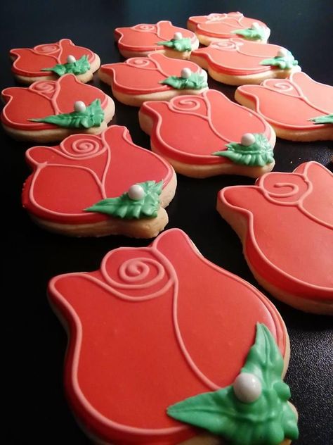 Red Rose Cookies Roses Cookies Decorated, Rose Cookies Royal Icing, Rose Cookies Decorated Royal Icing, Rose Cookies Decorated, Rose Biscuits, Rose Sugar Cookies, Derby Cookies, Mothers Day Cookies, Sunflower Cookies