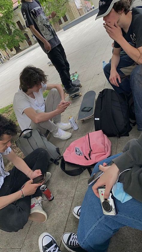 Skateboys Aesthetic, Skater Group Aesthetic, Skater Friend Group Aesthetic, Guys Skateboarding, Skateboarder Aesthetic, Skate With Friends, Skate Style 90s, Skate Vibes Aesthetic, Public Photoshoot